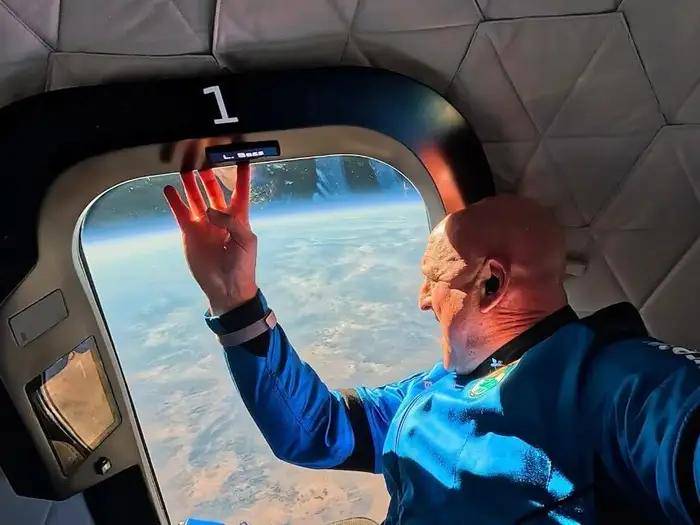 Жефф Безоснинг компанияси туристларни космосга олиб чиқишни тўхтатди